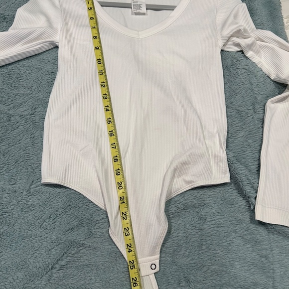SO Seamless Ribbed Long Sleeve V-Neck Bodysuit – White, Size Medium - Picture 7 of 7